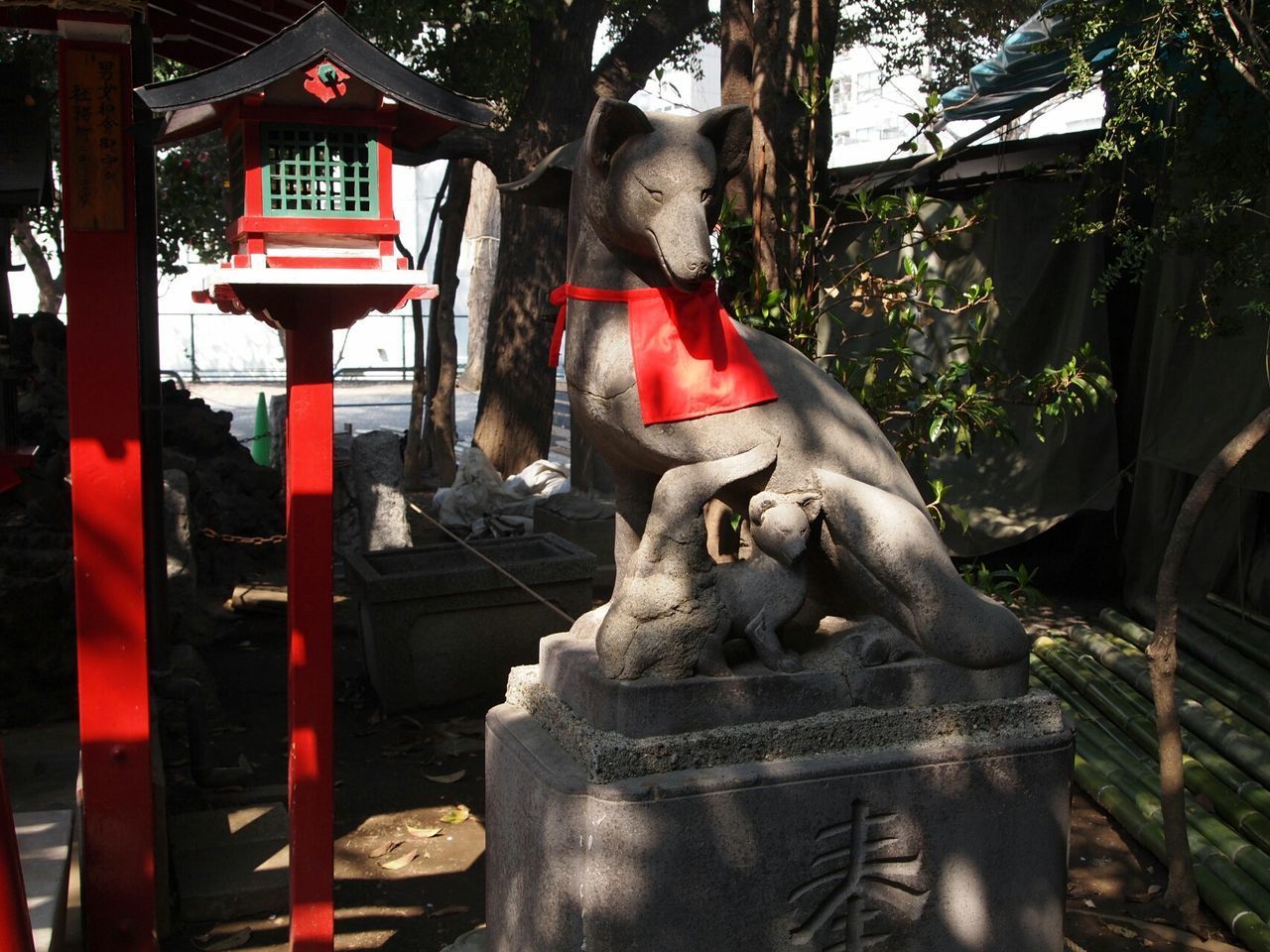 花園神社（東京都新宿区）で名工の狛犬にめぐり逢う: こまいぬ めぐり 